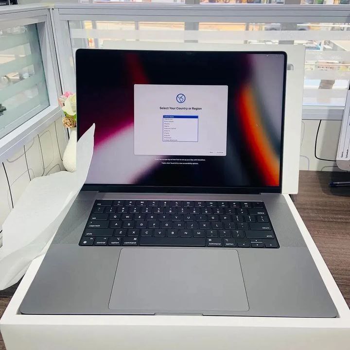 MACBOOK PRO 2021 WHITE APPLE M1 PRO CHIP 